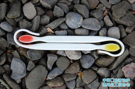 挂钩牙刷 (Hooking Toothbrush)，来自Goodjoy工作室的设计，4美元一把..jpg