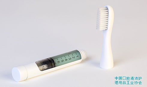 注射器牙刷，每次旅行出差前将牙膏吸入&ldquo;针筒&rdquo;，每次使用的时候，把活塞往前挤一点，将牙膏挤出刷头即可使用。.jpg